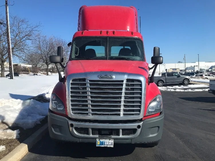 2019 Freightliner Cascadia in Allentown, PA — photo 2