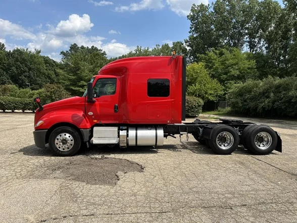 2021 International LT - image 7