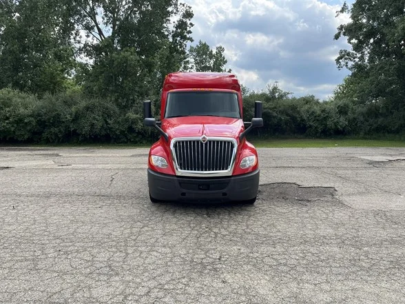 2021 International LT - image 3