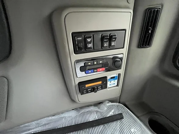 2021 International LT - image 13