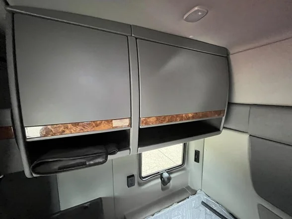 2021 International LT - image 12