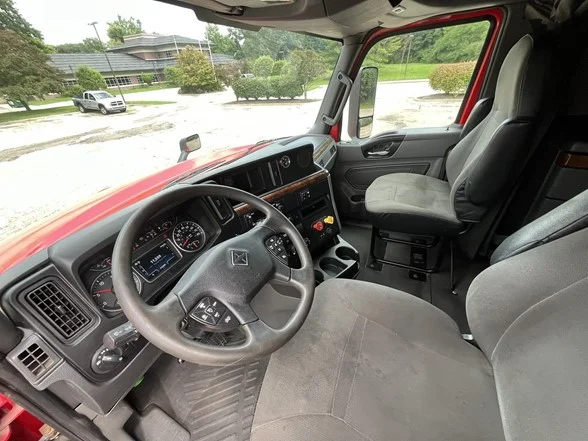 2021 International LT - image 8