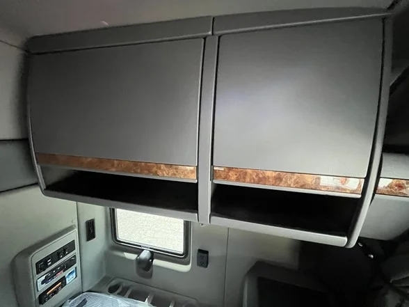 2021 International LT - image 11