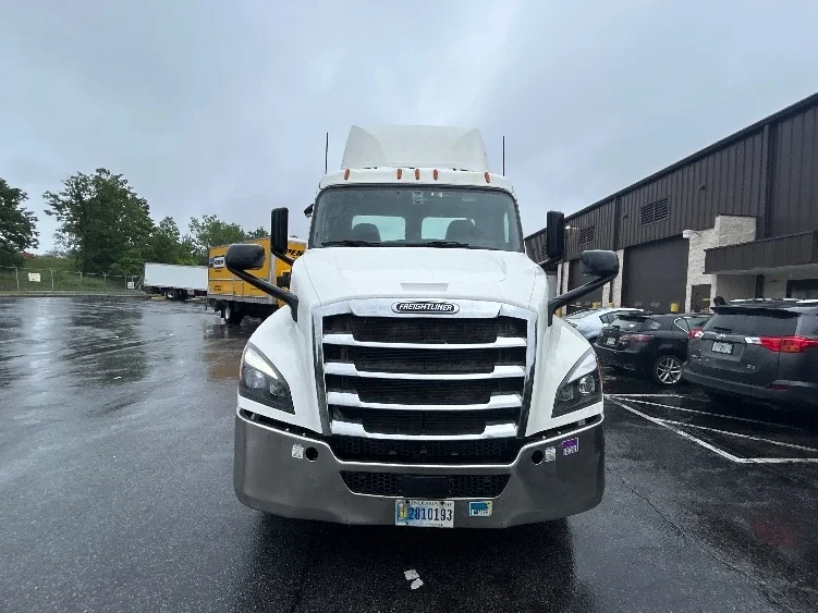 2019 Freightliner Cascadia in Montgomery, NY — photo 2