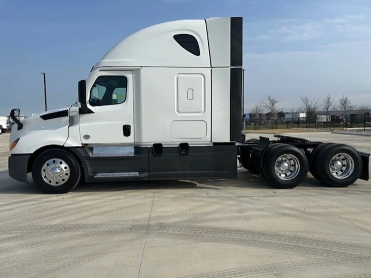 2023 Freightliner Cascadia - image 2