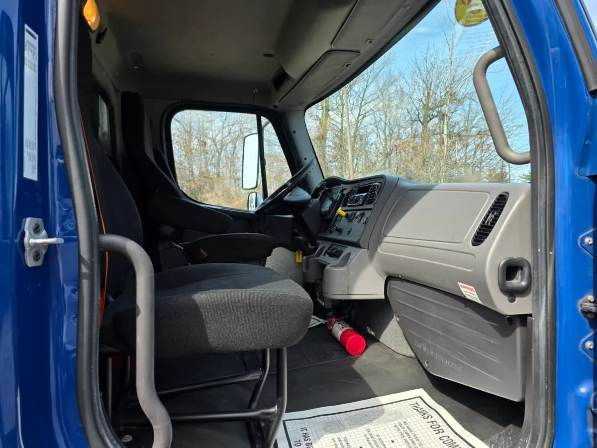 2018 Freightliner M2 106 - image 11