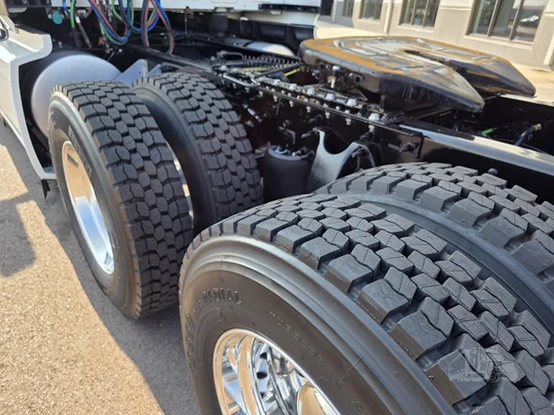 2024 International LT - image 14