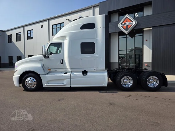 2024 International LT - image 2