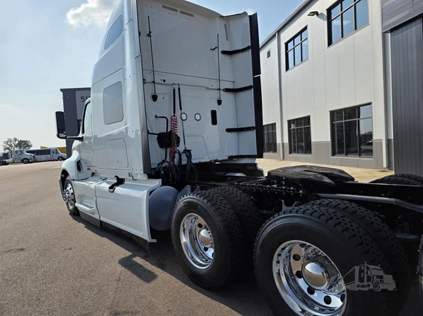 2024 International LT - image 3