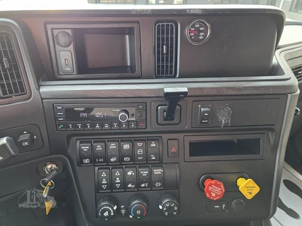 2024 International LT - image 35