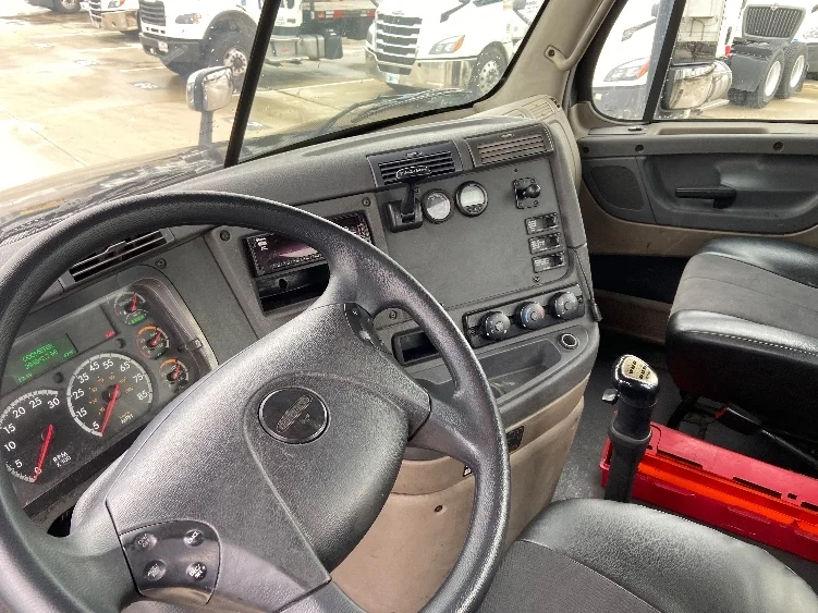 2017 Freightliner Cascadia - image 10