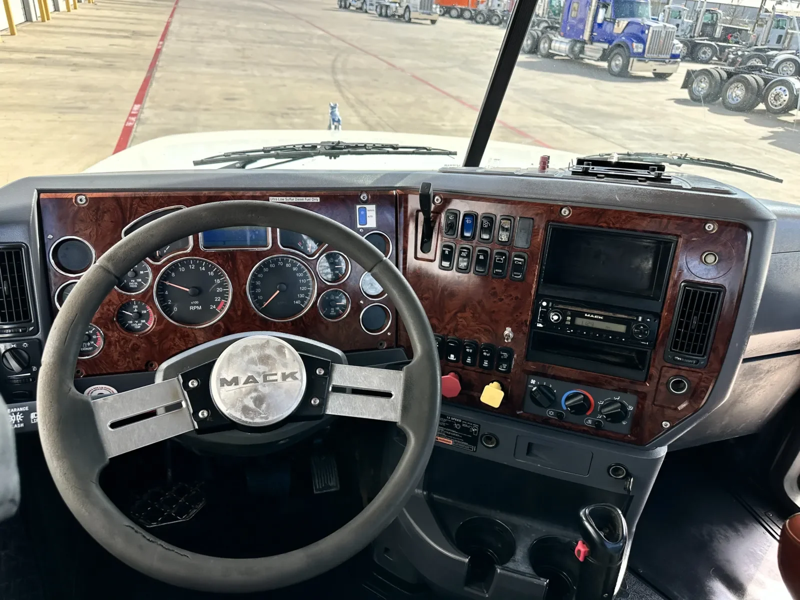 2013 Mack Pinnacle in Hutchins, TX — photo 16