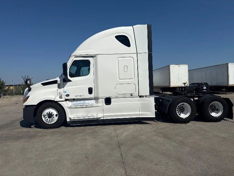 2021 Freightliner Cascadia - image 4