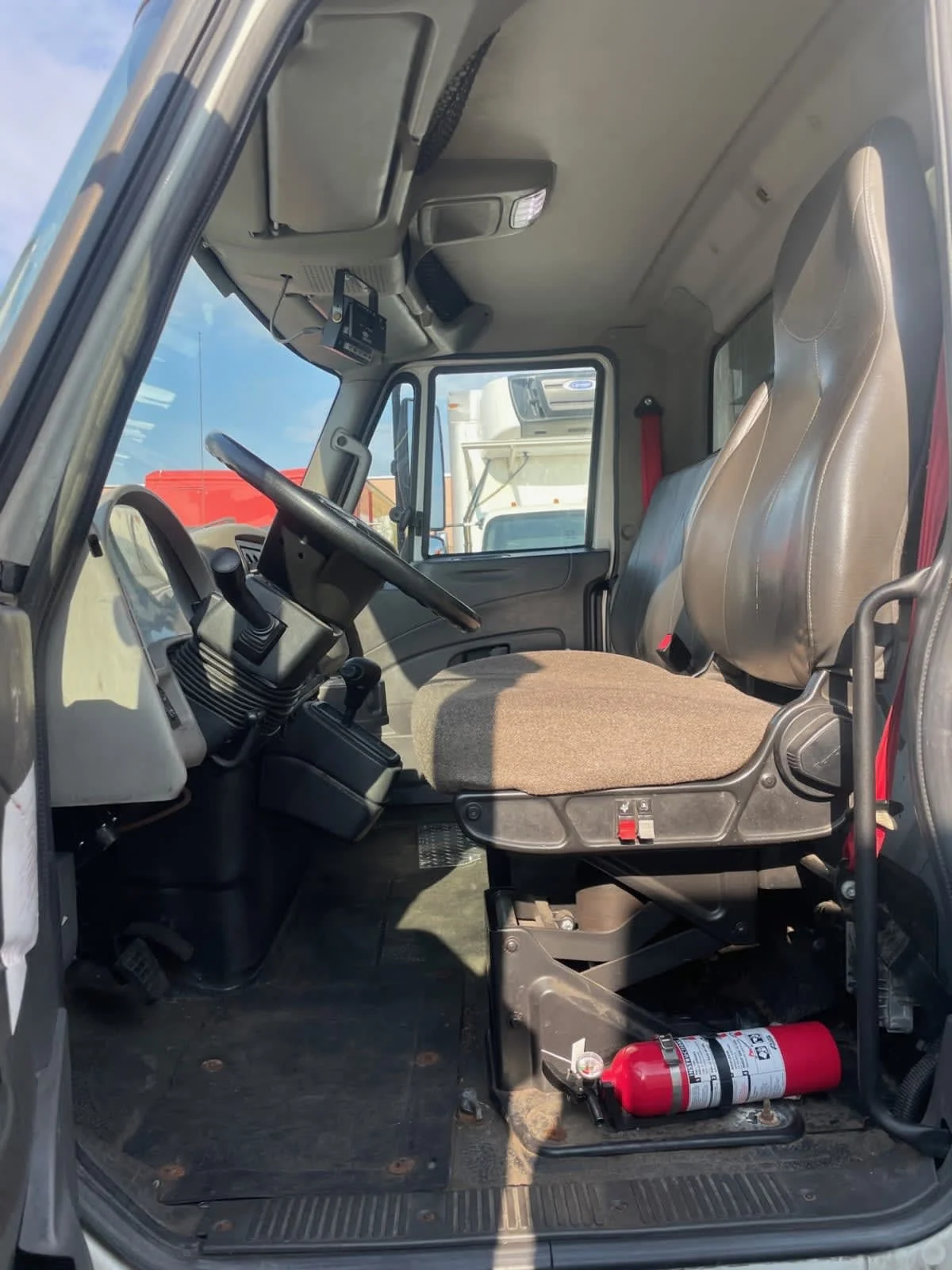 2016 International 4300 - image 8