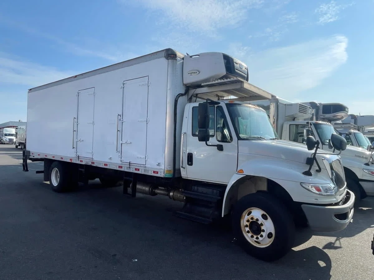 2016 International 4300 in Farmingdale, NY — photo 3