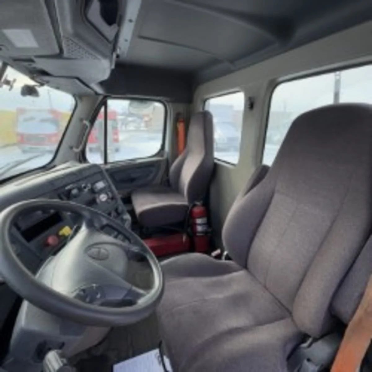2019 Freightliner Cascadia - image 7