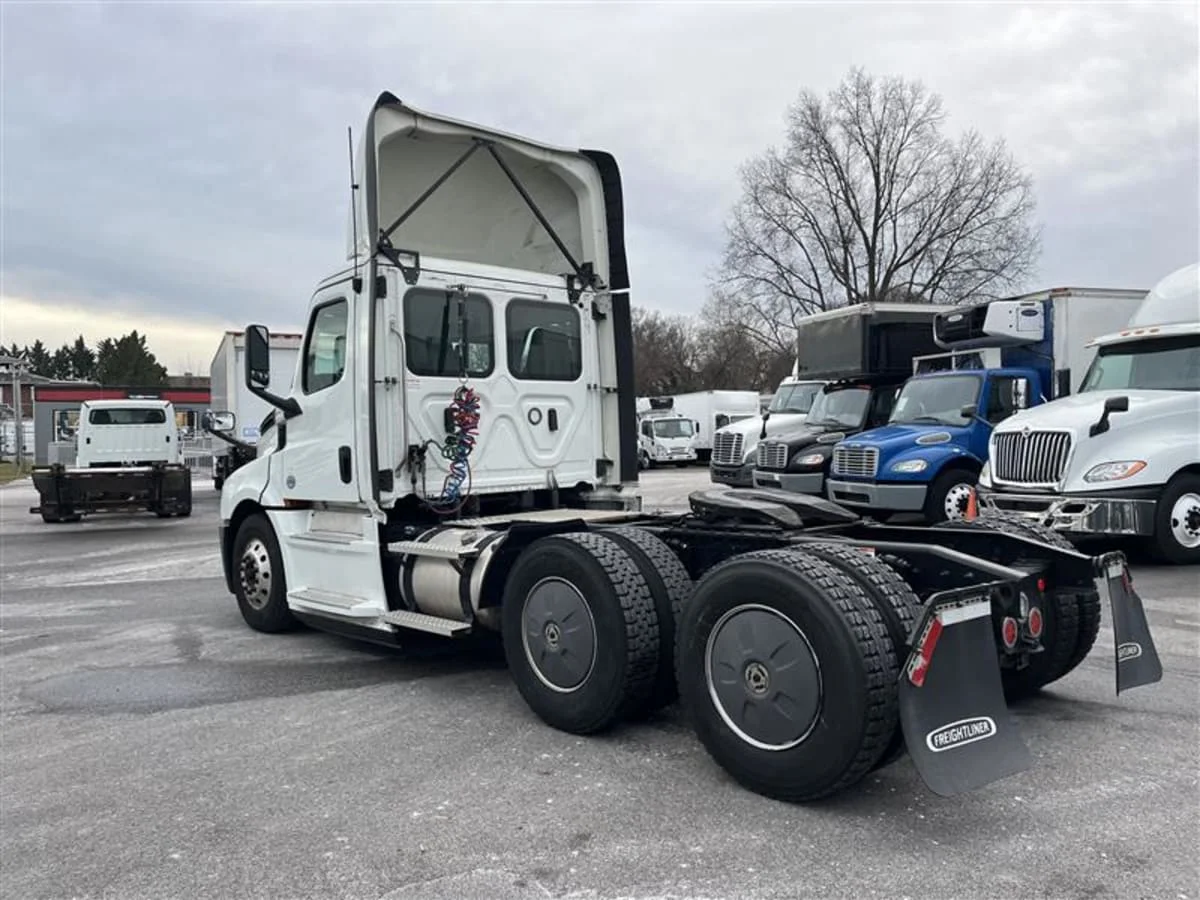 2020 Freightliner Cascadia in Beltsville, MD — photo 6
