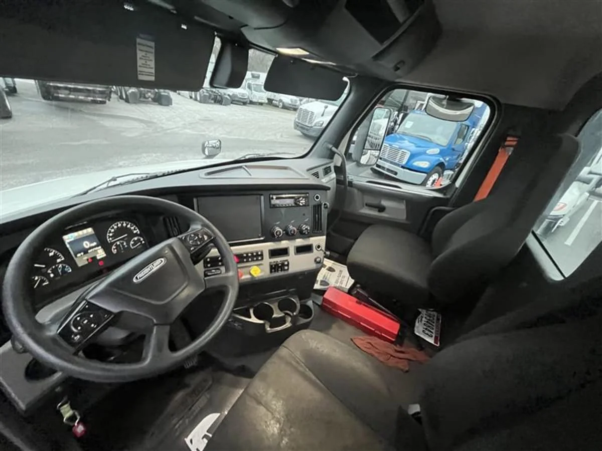 2020 Freightliner Cascadia in Beltsville, MD — photo 7