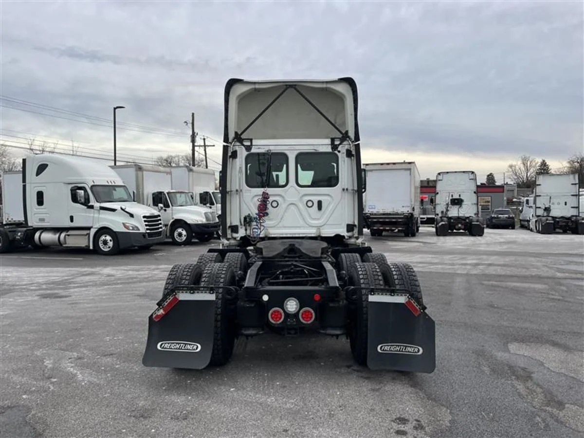 2020 Freightliner Cascadia in Beltsville, MD — photo 5