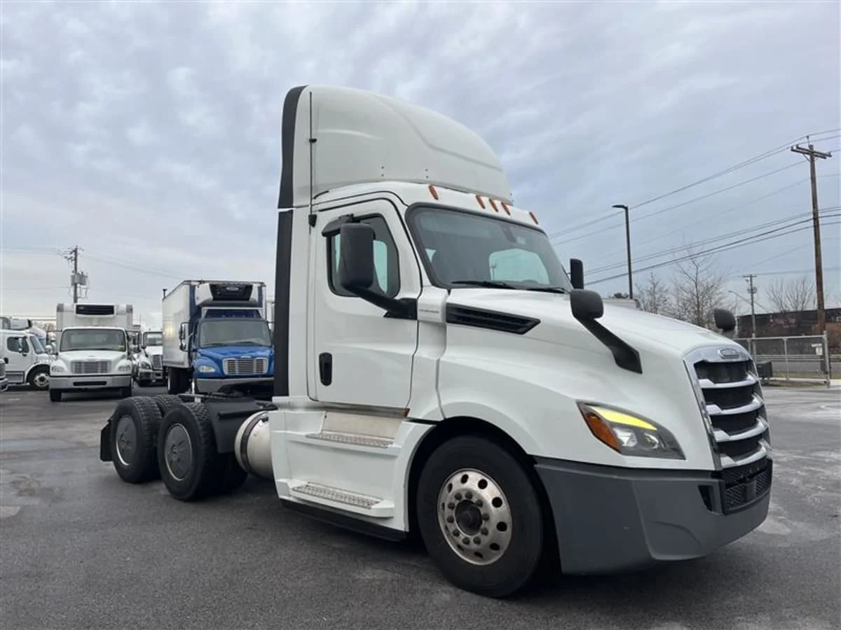 2020 Freightliner Cascadia in Beltsville, MD — photo 3