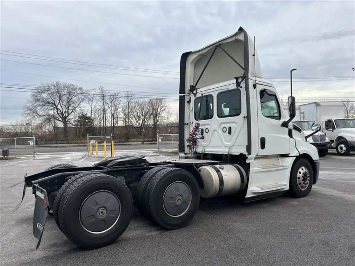 2020 Freightliner Cascadia in Beltsville, MD — photo 4