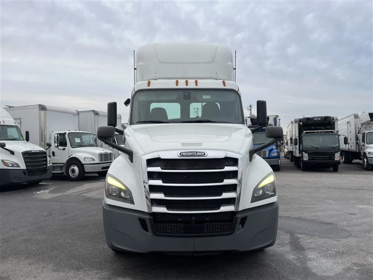 2020 Freightliner Cascadia in Beltsville, MD — photo 2