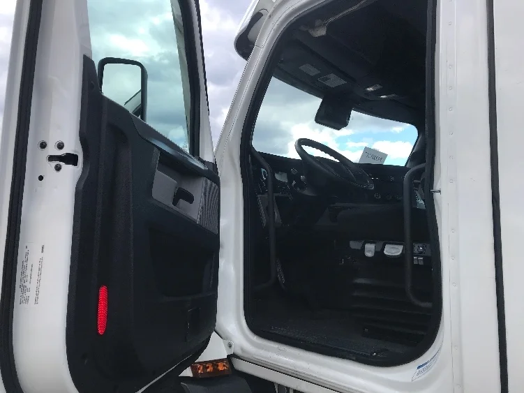 2021 Freightliner Cascadia - image 9