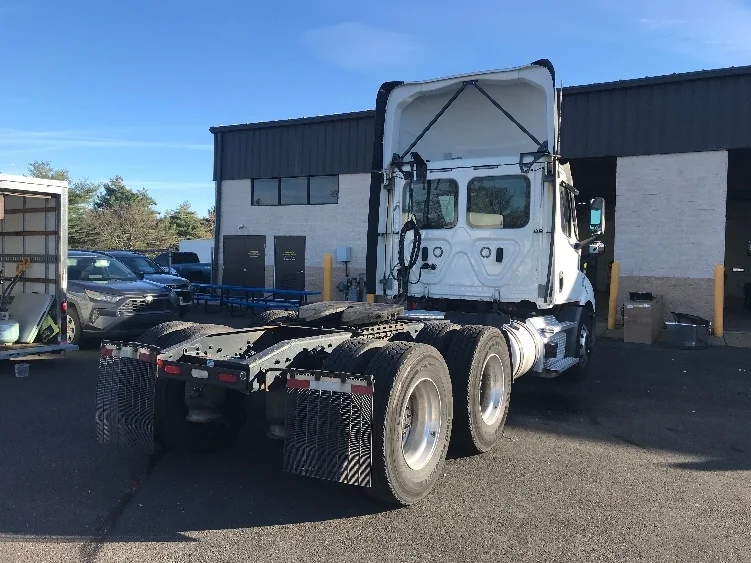 2021 Freightliner Cascadia - image 7
