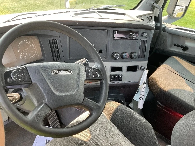 2018 Freightliner Cascadia - image 10