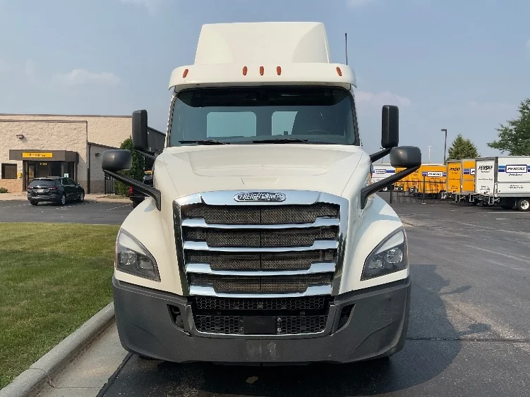 2018 Freightliner Cascadia - image 2