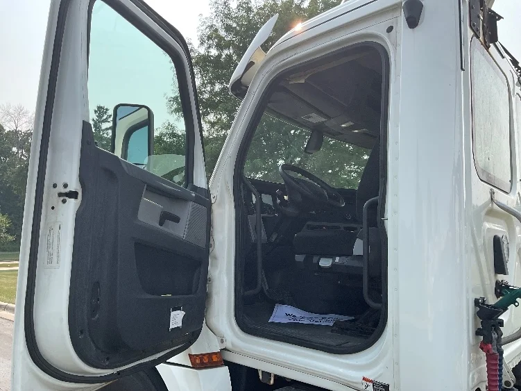 2018 Freightliner Cascadia - image 9