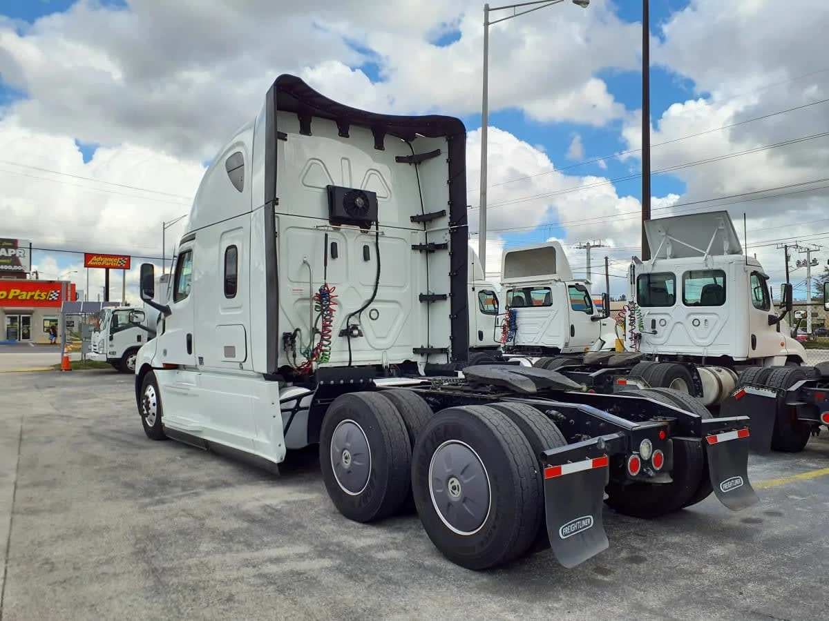 2022 Freightliner Cascadia in Miami, FL — photo 6
