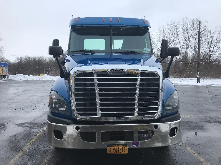 2017 Freightliner Cascadia - image 2