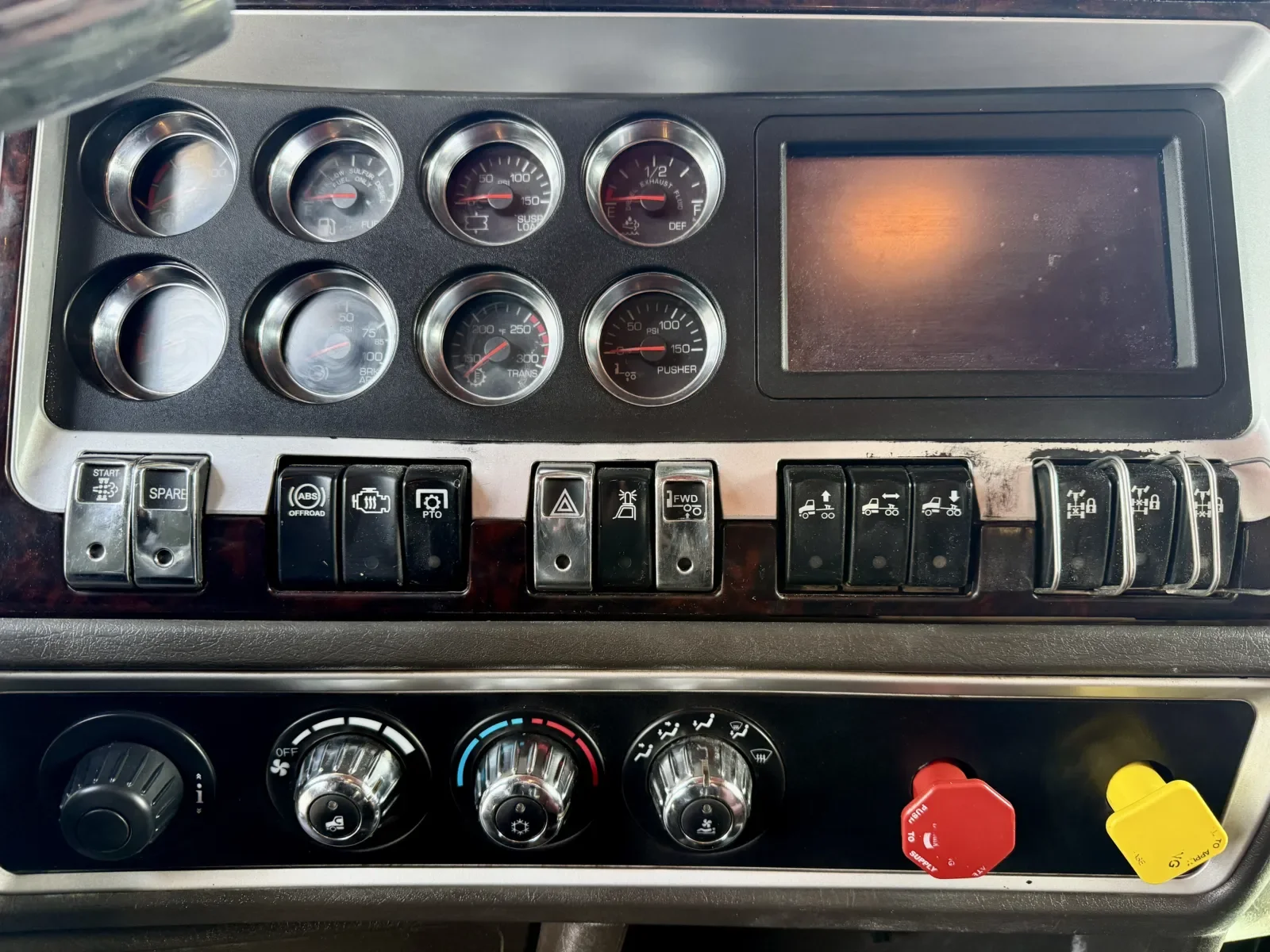 2014 Kenworth T800 - image 18