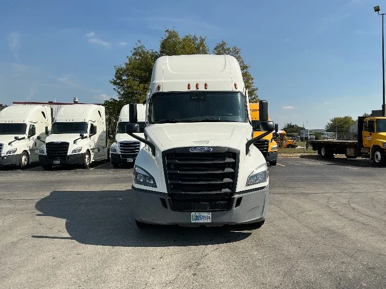 2022 Freightliner Cascadia - image 2