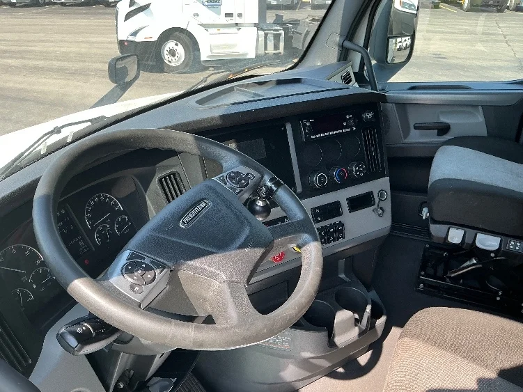 2022 Freightliner Cascadia - image 10
