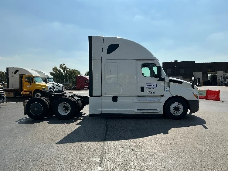 2022 Freightliner Cascadia - image 8
