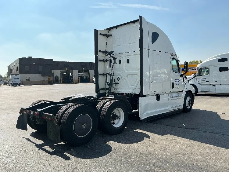 2022 Freightliner Cascadia - image 7