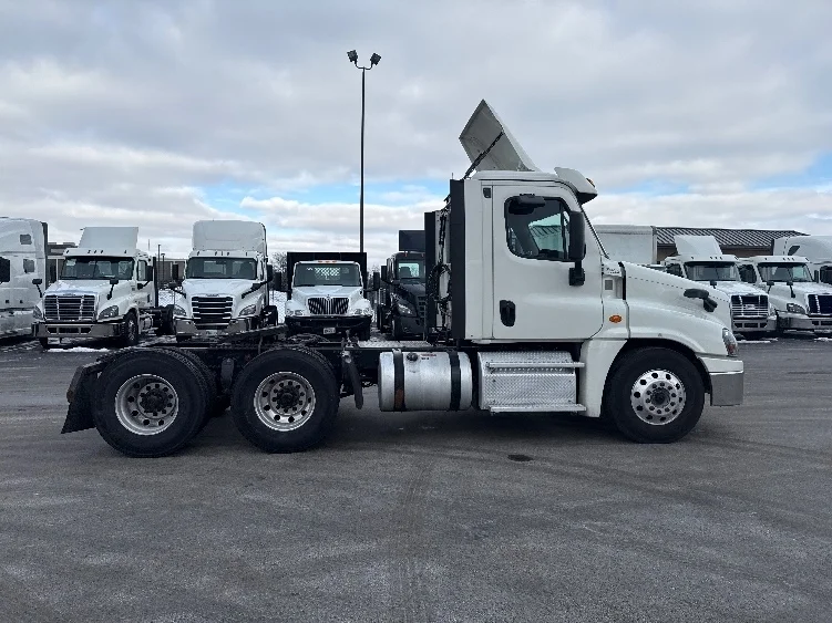 2019 Freightliner Cascadia in La Porte, IN — photo 8