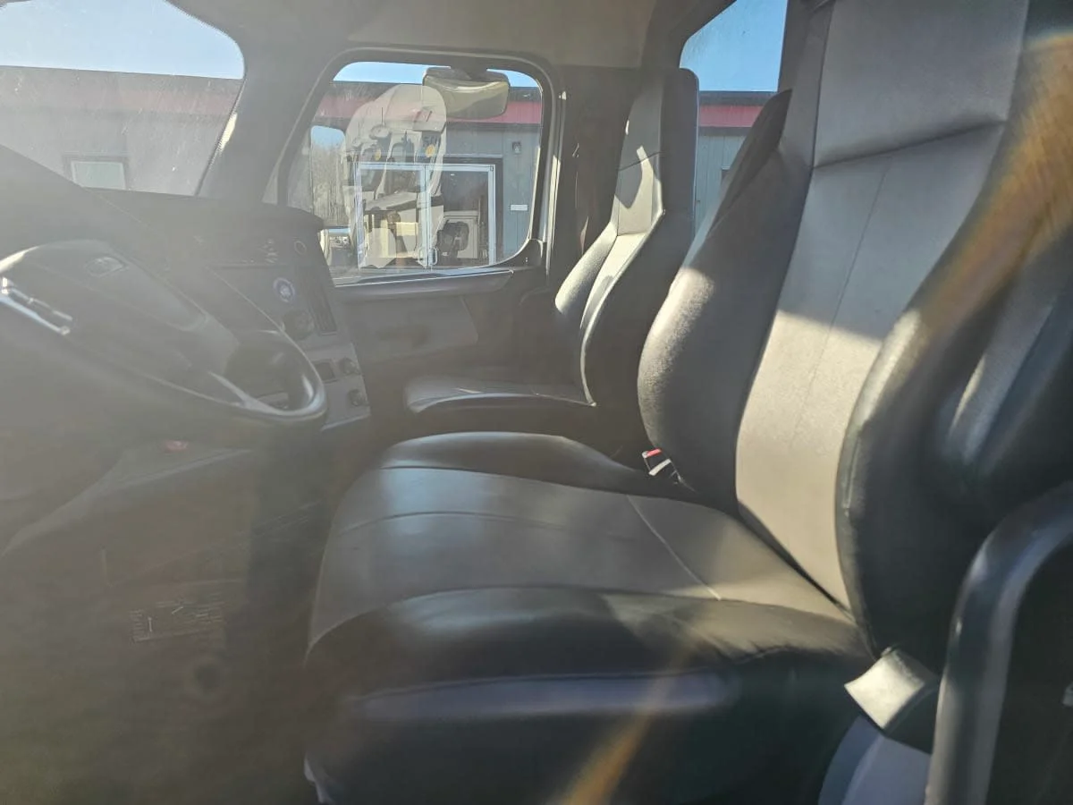 2021 Freightliner Cascadia - image 7