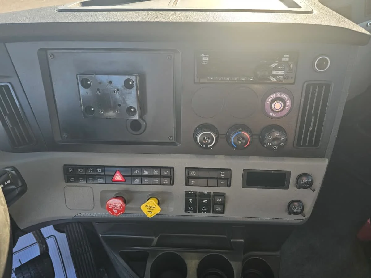 2021 Freightliner Cascadia - image 12