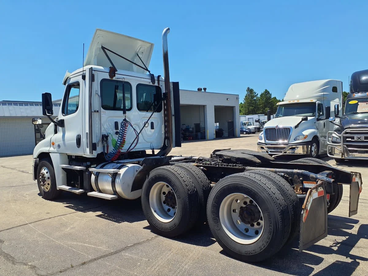 2019 Freightliner Cascadia in Oak Creek, WI — photo 6