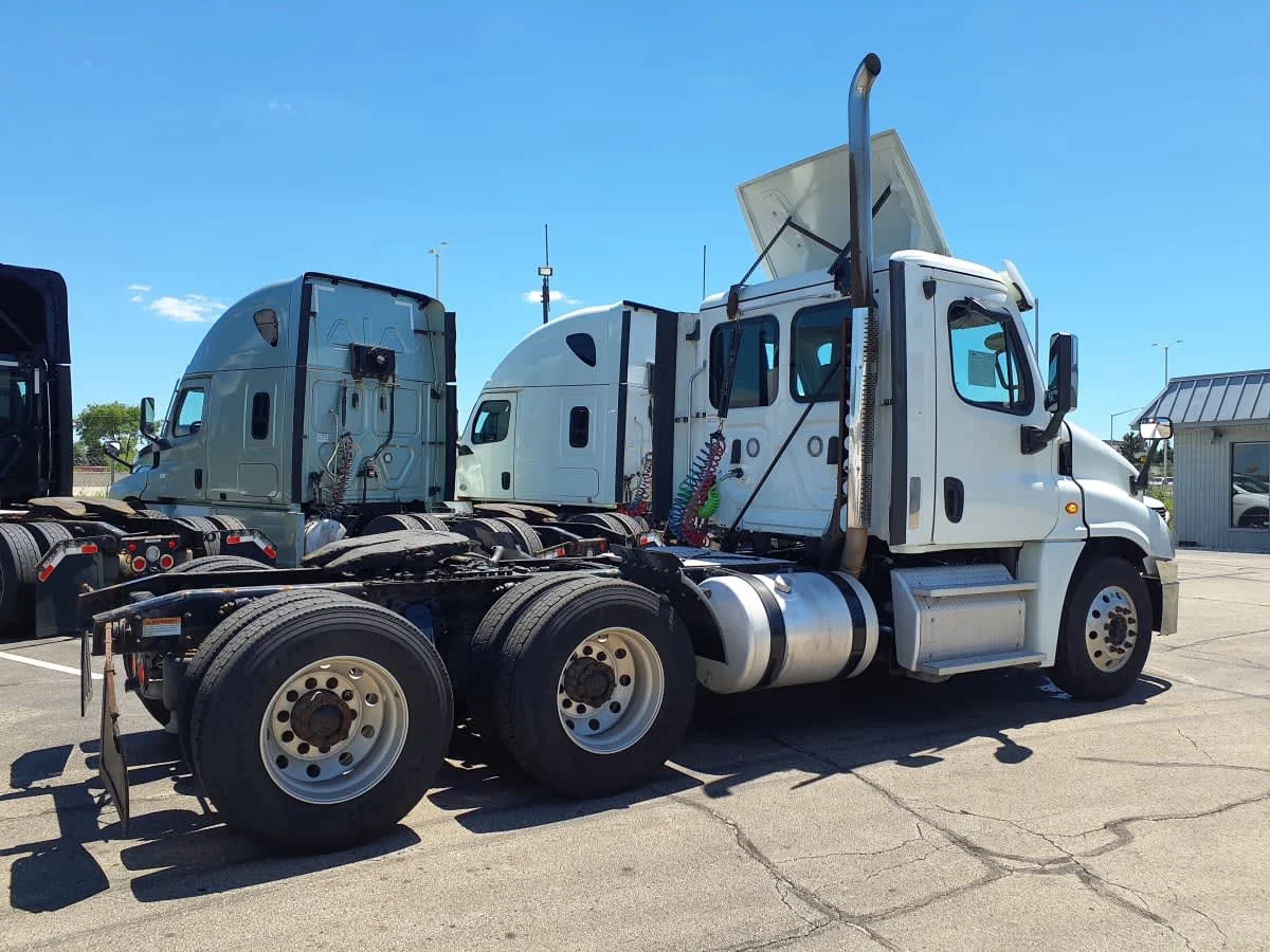 2019 Freightliner Cascadia in Oak Creek, WI — photo 4