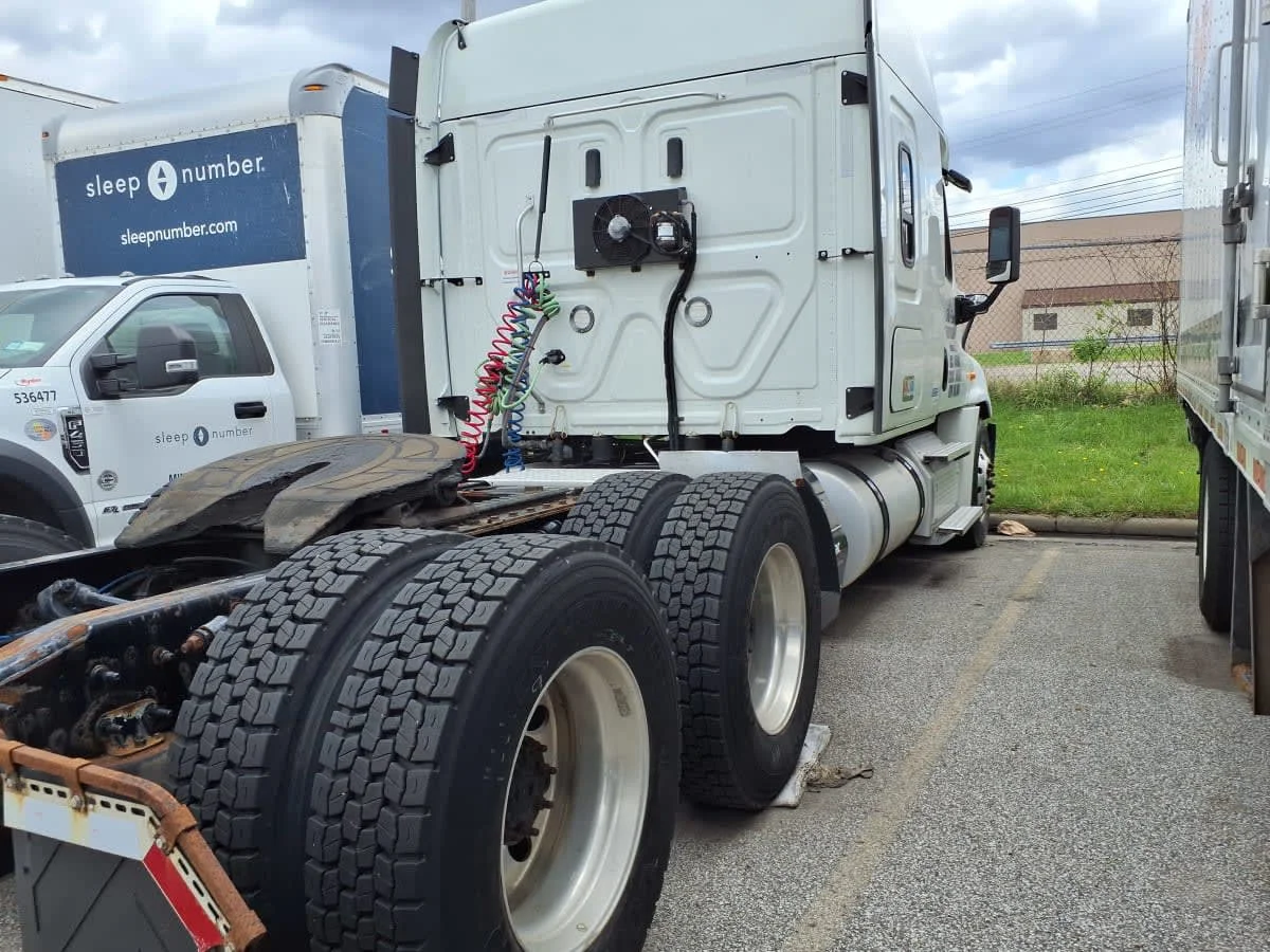 2020 Freightliner Cascadia in Cleveland, OH — photo 4