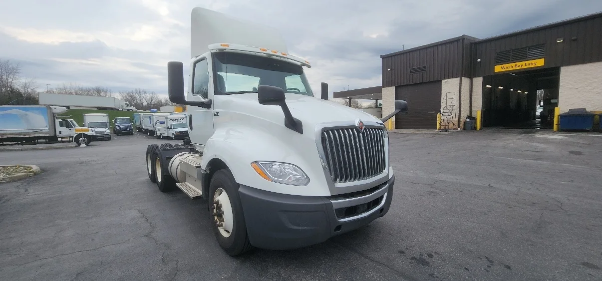 2018 International LT - image 3