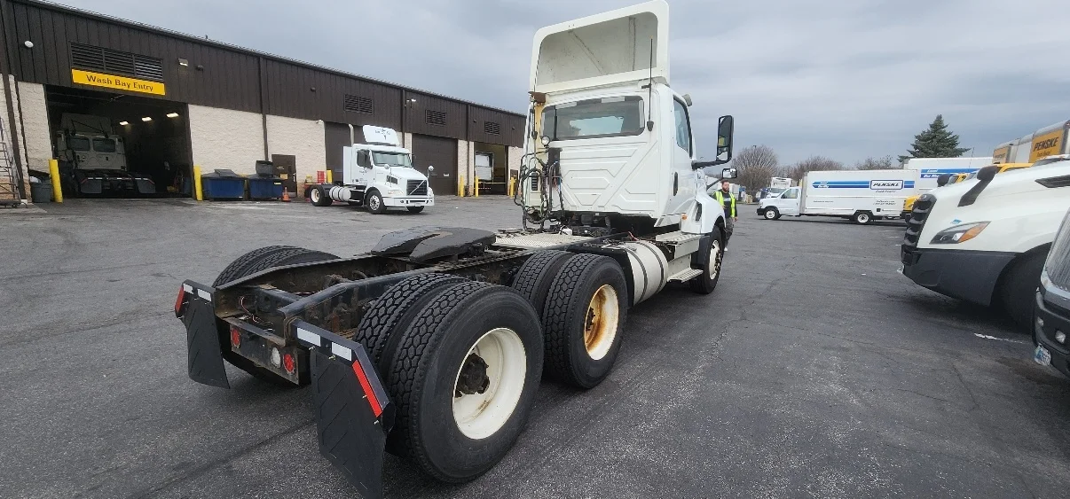 2018 International LT - image 7