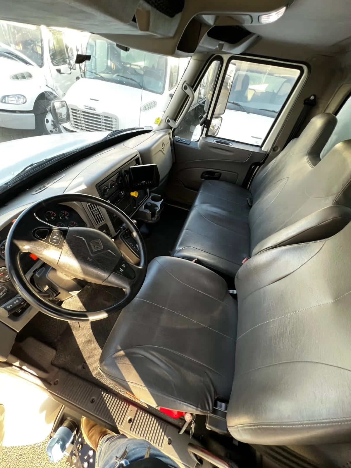 2018 International 4300 - image 7