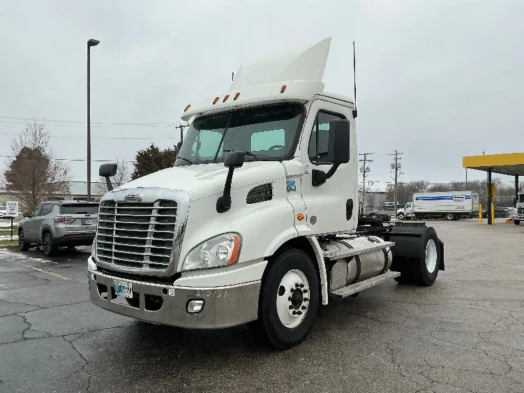2020 Freightliner Cascadia - image 3