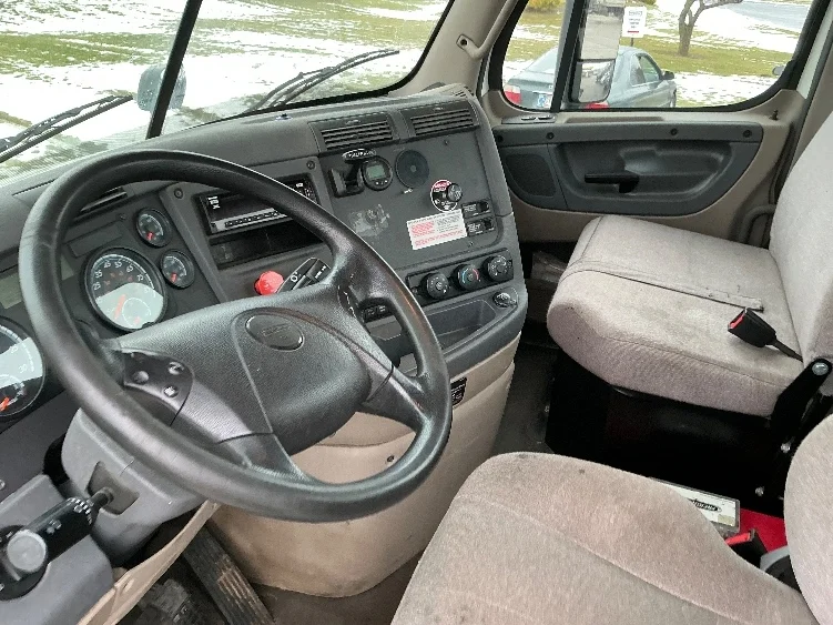 2020 Freightliner Cascadia - image 10