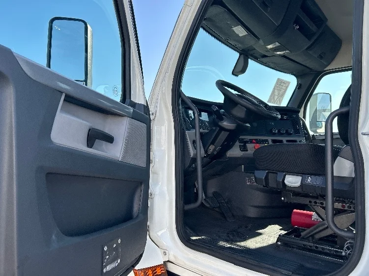 2019 Freightliner Cascadia in West Sacramento, CA — photo 9